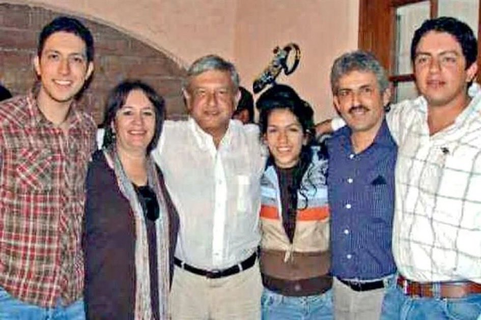 mario_dico50's tweet photo. 🔴 Aquí AMLO con todos los Taddei que deben ser investigados ; yo creo que todos le pasaban moche . @ASF_Mexico @BuenGobierno_mx https://t.co/YGKKJeLMES