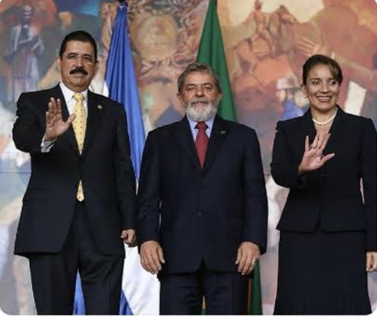 manuelzr's tweet photo. Gracias, Ignacio Lula da Silva. Un obrero que, con su coherencia y  honestidad logra una cuarta victoria que transciende fronteras cuando los pueblos del mundo celebran la derrota del fascismo. 
¡Viva Brasil! Viva Lula ! https://t.co/T0woJnW28Z
