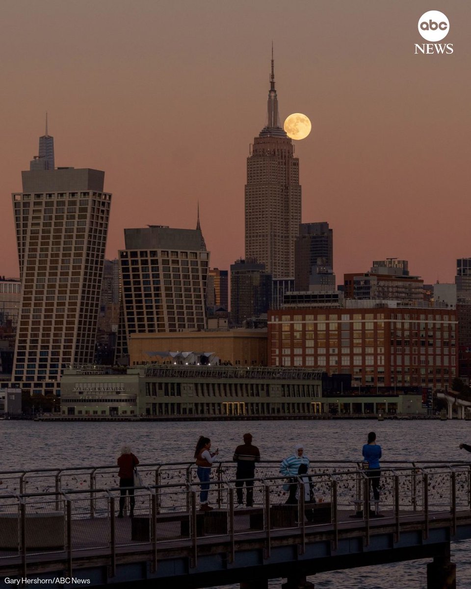 ABC's tweet photo. October's "Hunter's Moon" was captured rising behind the Empire State Building on Sunday as the sun set in New York City, as viewed from Hoboken, New Jersey. https://t.co/u2omyTAzna https://t.co/HD5tNYN8NK