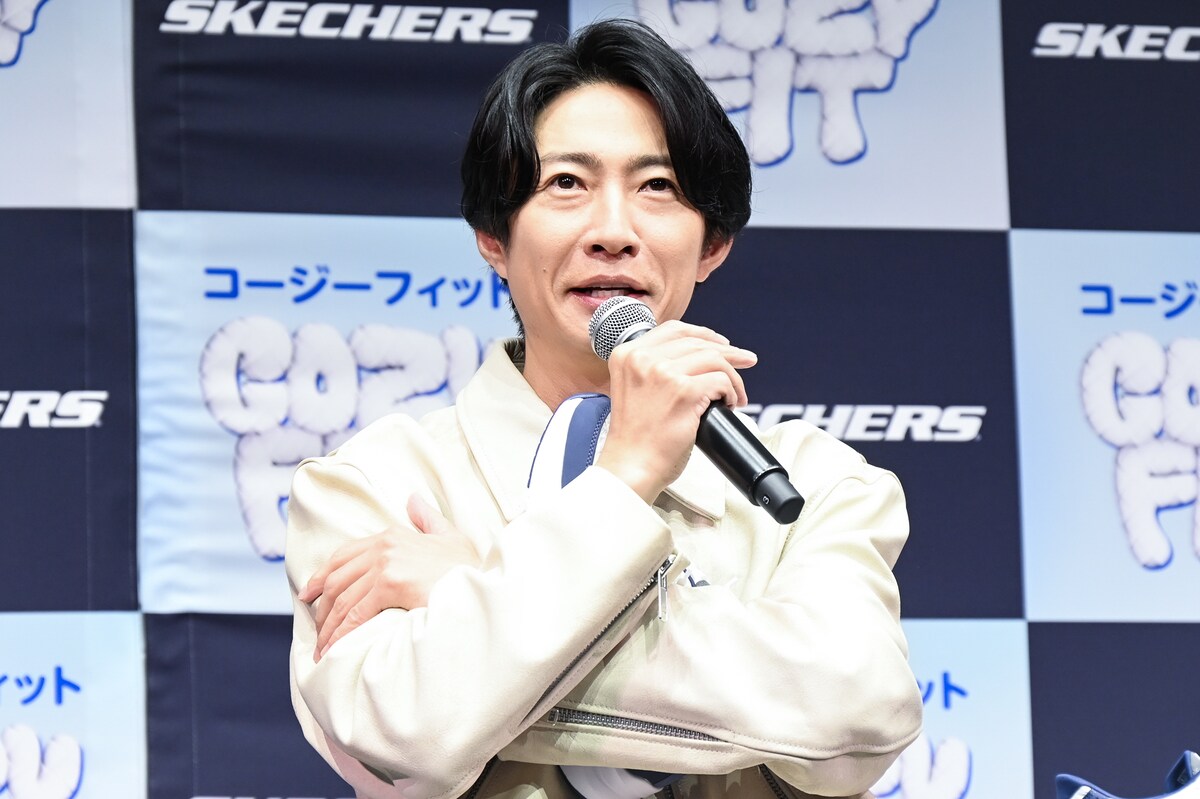 natalie_mu's tweet photo. ＼ 発表会レポ（写真6枚）／

相葉雅紀
“親父”にスケッチャーズを贈りたい
履き心地はスリッパ超え👟☁️
https://t.co/aN5Jy9peiE

#相葉雅紀 #スケッチャーズ https://t.co/U0ahgVNkFI