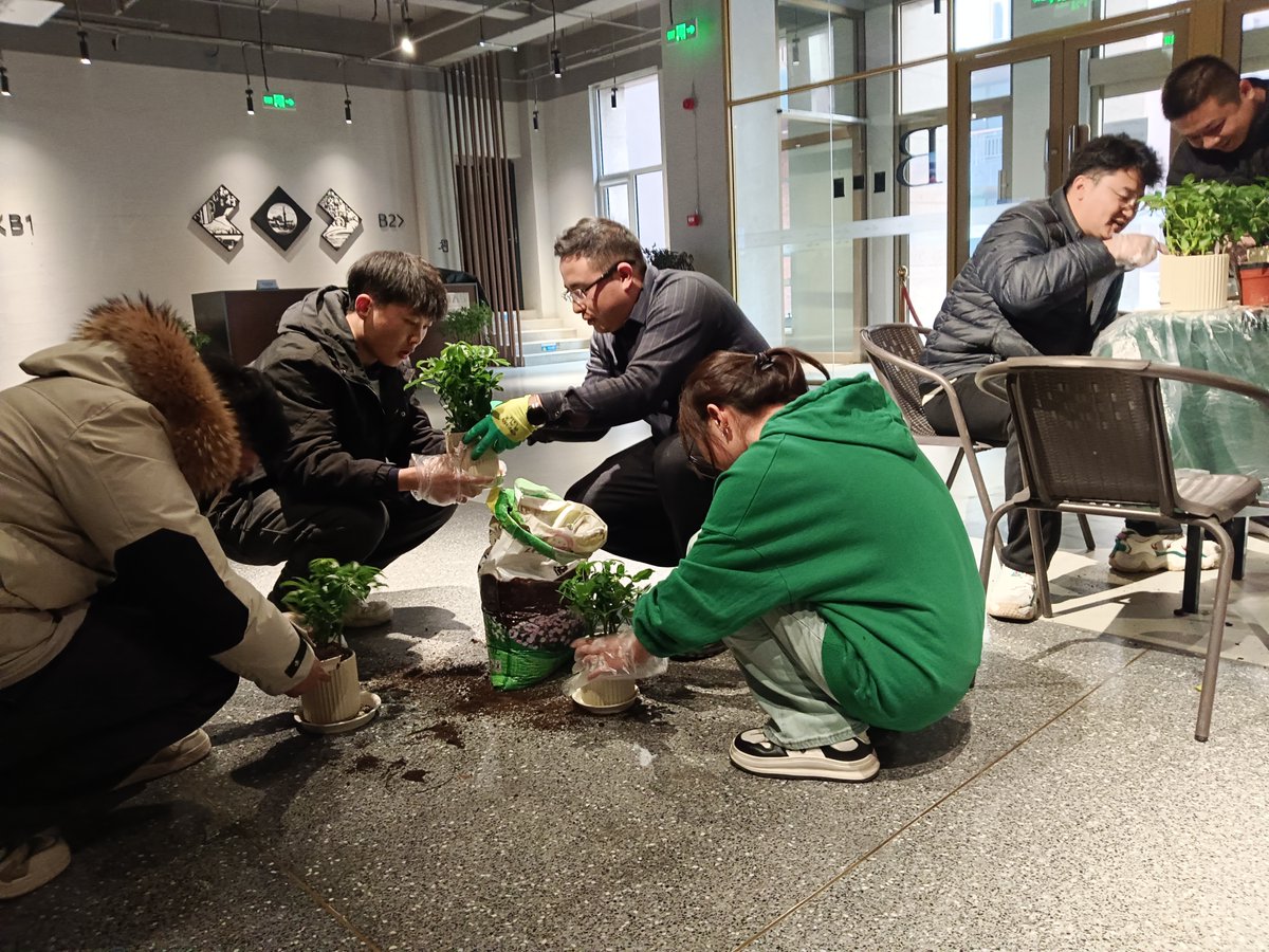 yyyyumm426's tweet photo. [今日は地域のイベントで、ミニ菊の展示ブースを担当！局員たちと一緒に業務を頑張ります]， https://t.co/sXT5GUW6iZ