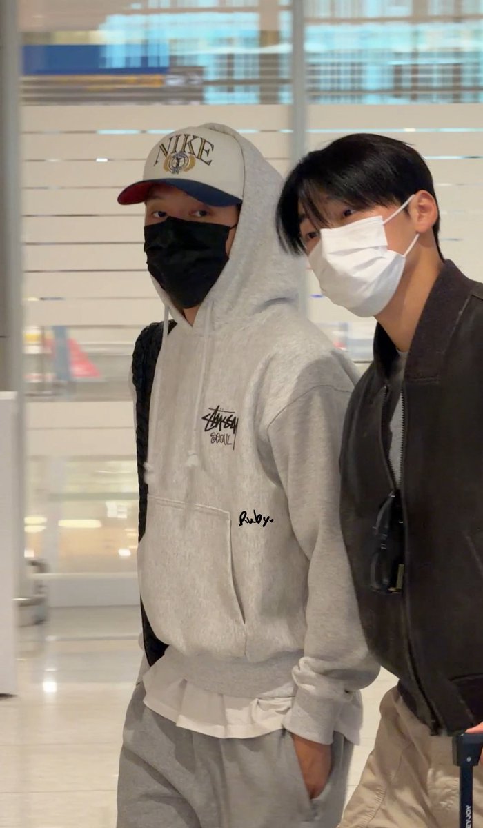 1mruby_y's tweet photo. 261026 입국

#에이티즈 #ATEEZ #우영 #최산 https://t.co/c9uaz8qjd2