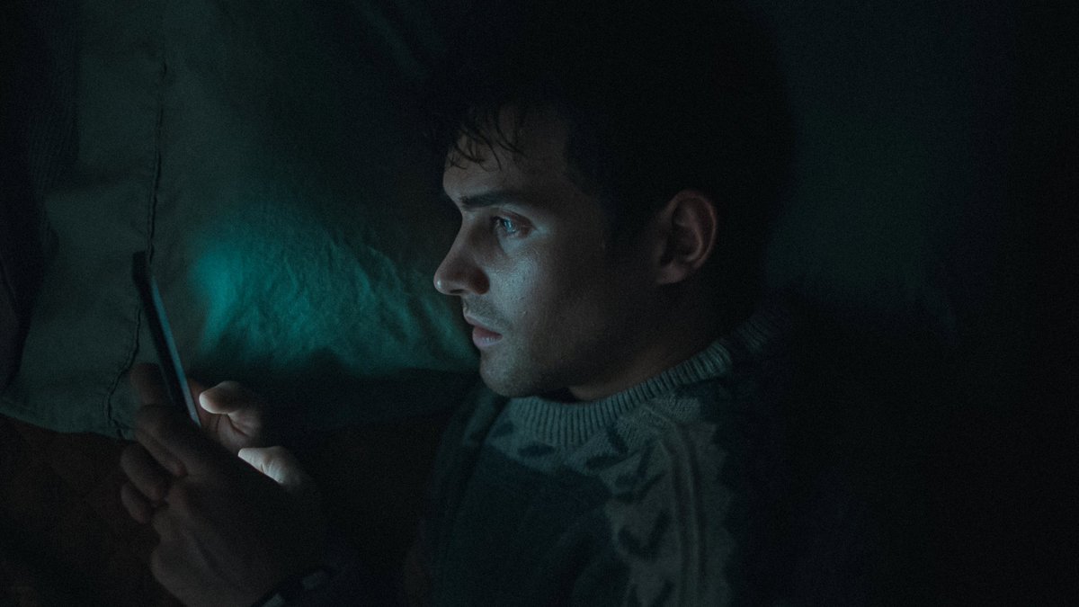 reactiontimemx's tweet photo. Particularmente no soy fan del terror, pero vaya que disfruté #Obsession; sin duda, una de mis películas favoritas del año.

Curry Barker ejecuta una premisa sencilla de manera brillante, de la mano de un gran elenco y una increíble Inde Navarrette.

La película peca de ser predecible, pero aun así aprovecha todos sus elementos a la perfección, generando una tensión constante ante la expectativa de lo que sabes que vendrá.

Disfruté mucho la exploración de la toxicidad, el egoísmo y la cobardía masculina, llevándonos a creer y empatizar con Bear como la víctima cuando claramente es todo lo contrario.

Aterrador sería ver esta historia desde la perspectiva de Nikki.