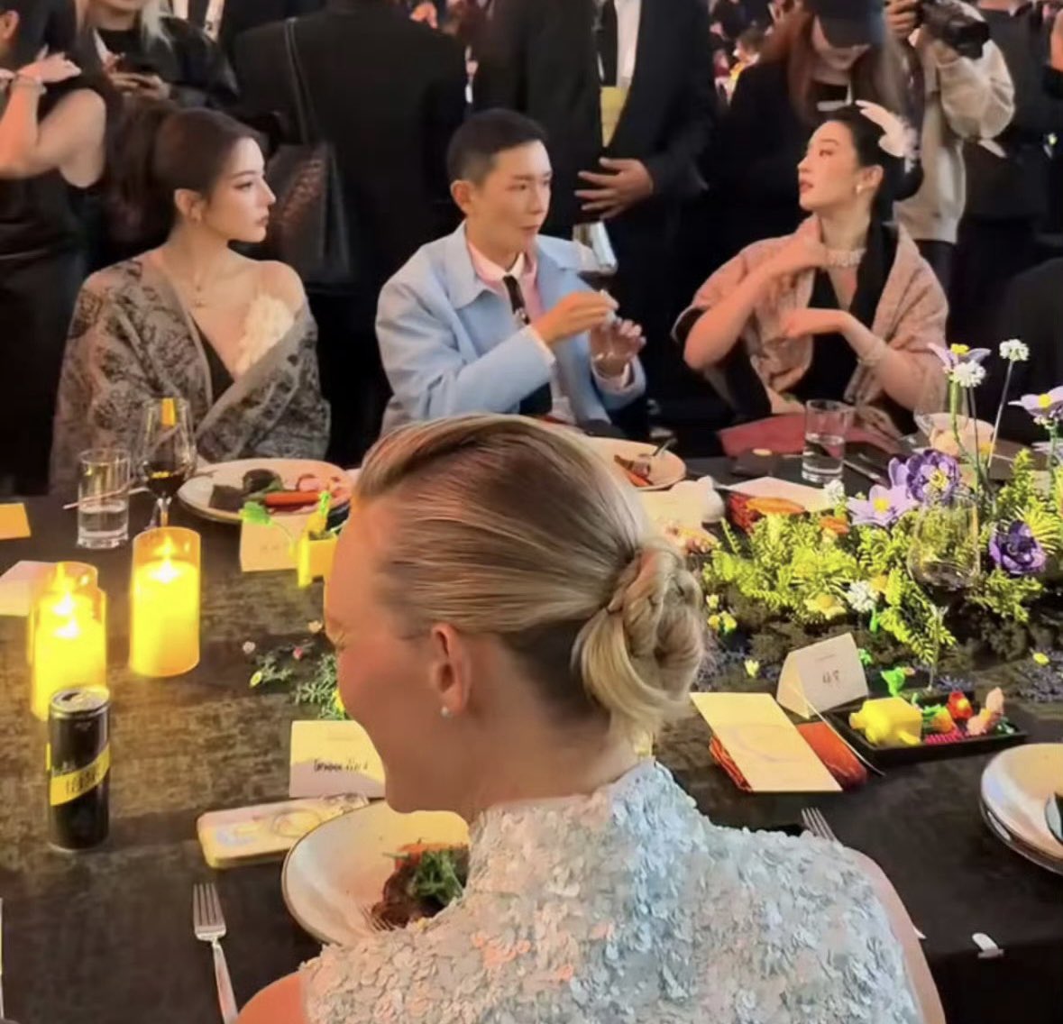 potatoandsuch's tweet photo. #Dilraba has always been Liu Chong main guest over the years, from GQ to Vogue. Alices are familiar with fashion events, we don’t need newbie stupid country bumpkins with 0 fashion acumen to teach us about fashion galas seating etiquette. https://t.co/9qSHcLF2Jc