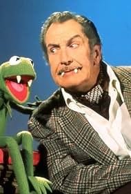 M_RetroBot's tweet photo. Posteo para recordar que ya son 33 años sin el genio y amo del terror Vincent Price. 
Aquel que participó en numerosos films del género, puso la voz del monólogo y risa macabra en el temazo de Thriller de Michael Jackson 🧟‍♂️ y quién pasó al dibujo animado como el fabuloso mago misterioso Vincent Van Ghoul en Los 13 Fantasmas 👻 de Scooby Doo. 
Además tiene destacadas participaciones en el Show de los Muppets y los #Simpson 

DATO: Multiverso RetroBot 🤖