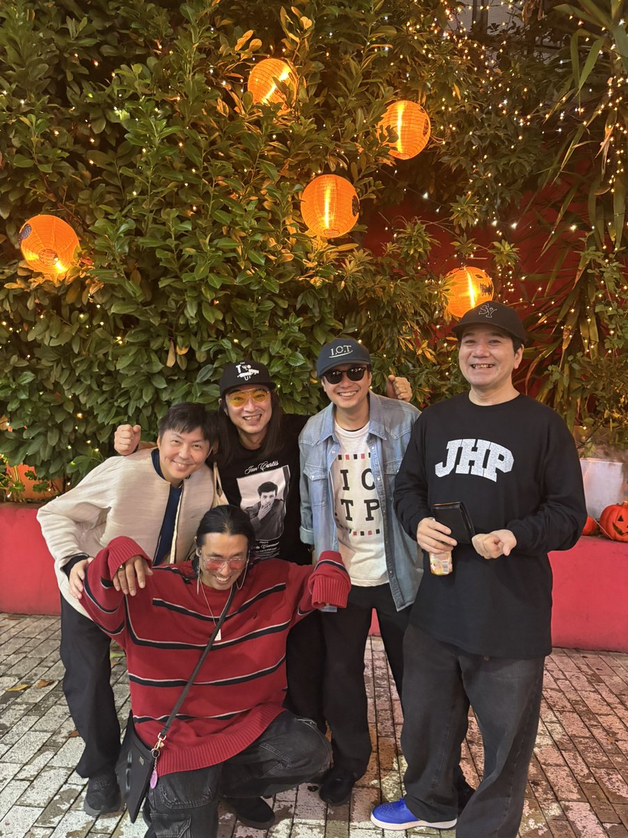 SUGIURUMN's tweet photo. 大阪楽しかった！
OSAKAMANと良太くんとI♡CMFのATSUSHIくんと宮城くん。
観光客に撮ってもらった😆 https://t.co/j5GndzkxgT