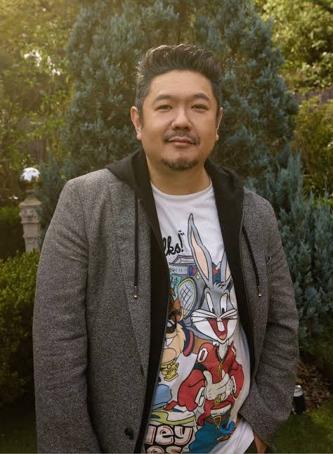 ComicBook's tweet photo. Eric Bauza has sadly passed away at 46. 🕊️❤️

"Eric Bauza, Emmy Award-winning voice actor and the modern voice of iconic Looney Tunes characters Bugs Bunny and Daffy Duck, along with dozens of other beloved cartoon characters, has passed away suddenly. More details to come." https://t.co/99hmvVjVKi