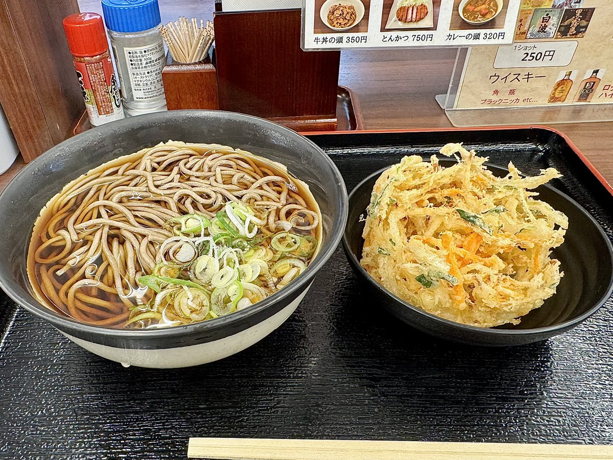sobagyodon85's tweet photo. 神泉のみさわさんで
かけそば＋かき揚げ😋

#立ち食いそば
#路麺
#かき揚げそば
#みさわ https://t.co/GmZHcWHEzb