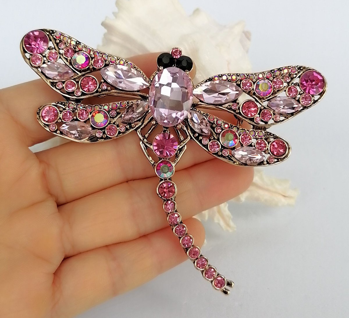 Zeepoffine's tweet photo. Introducing our eye-catching rhinestone dragonfly Brooch! Its features a convenient loop on the back, allowing it to double as a pendant. Use it to decorate your jacket, scarf, hat, or even your handbag for a chic and unique statement!
https://t.co/vMvTxqaHUt
#DragonflyBrooch #AnimalBrooch #CostumeJewelry #CrystalBrooch #HandmadeStyle #GiftForHer #RhinestoneJewelry