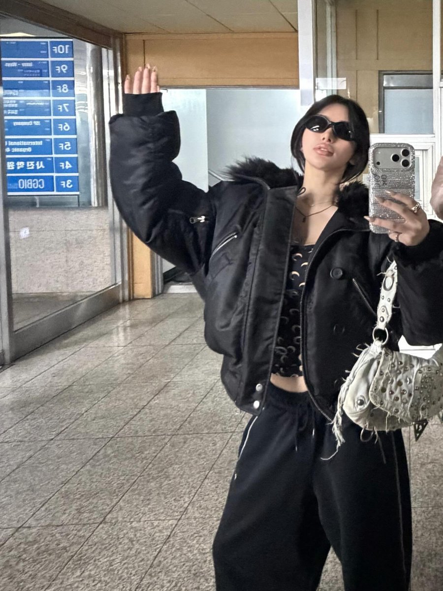 qitadera's tweet photo. airport girl diaries! ˚₊‧꒰✈︎꒱ 🛫 ☁️‧₊˚ https://t.co/LdctoSO7ct