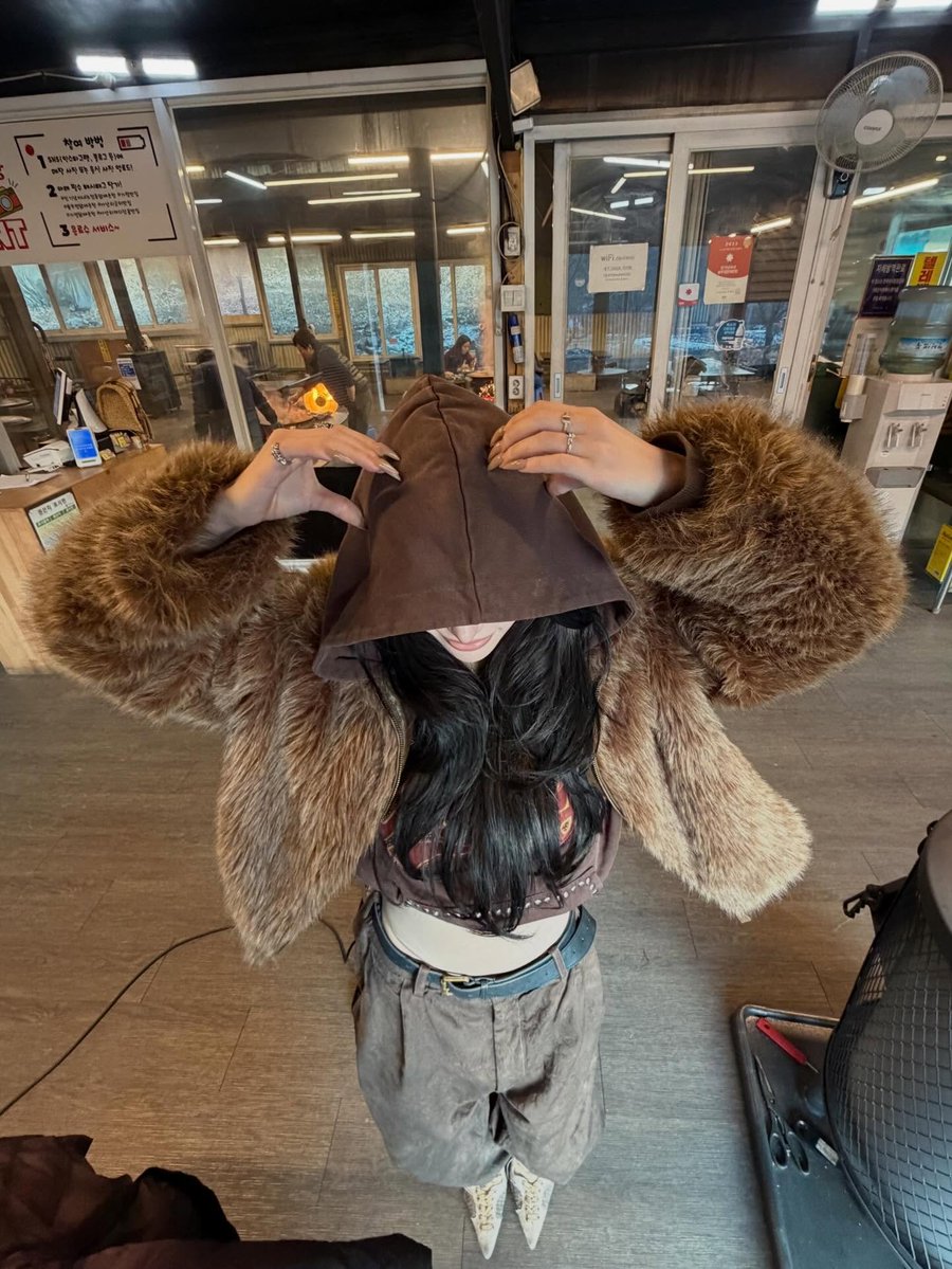 qitadera's tweet photo. heavy fabrics, muted corners, and a face half-hidden. 𖦹 🤎 ​romanticizing the quiet chill while wrapped up in fuzzy armor. no noise, just pure comfort and low lighting. 🕯️₊˚⊹ https://t.co/3EpunKb5Pv