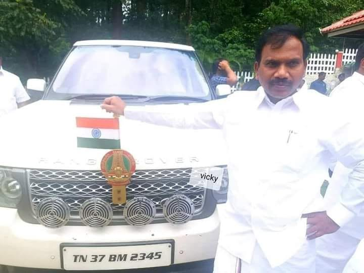 Mrblackvk's tweet photo. *ஒரு ஜோடிக்கப்பட்ட வழக்கை போட்டு ஒரு இயக்கத்தையே முடக்க நினைத்தது வடநாட்டு கும்பல்!

*அதற்கு ஒரு மனிதனை பிணைய கைதியாகியது!

*தன்னையும் காப்பாற்றணும்

*தான் சார்ந்த இயக்கத்தின் மீதான பழியையும் துடைக்கணும்- என்ற இருபெரும் சவால்

*இயக்கம் கூட நின்றது

*உடன்பிறப்புக்கள் கூட நின்றார்கள்

*ஒரு வாய்தா வாங்கல

விஜிலென்ஸ்
வருமானவரித்துறை
நாடாளுமன்ற நிலைக்குழு
நீதிமன்றம்
அறிக்கை

எல்லா ஊடகமும் சுழற்றி அடித்தார்கள்

மனுஷன் அரசராத அசுரனாய் திருப்பி அடித்தார் விடாமல் வாதம் செய்தார்!

தனக்கான நீதியை கேட்டு அவரே முழங்கினார்!

அன்று திமுக திக வை தாண்டி  அய்யா சுபவீ போன்ற தலைவர் தான் கூட நின்றார்கள் -வேறு யாரும் இல்லை!

எல்லா சூழ்ச்சி சூது களையும் மீறி!

சித்தாந்த பரம்பரை எதிரிகள் BJP-RSSஆளும் காலத்திலே, அவரே அவர்களுக்கு முன்னால் ராஜநடை  போட்டு வழக்கை உடைத்து வெளியே வேங்கை போல் வந்தார்!

வந்ததும் அவர் செய்த முதல் காரியம் அந்த 2G வழக்கின் ஆதி முதல் அந்தம் வரை தொகுத்து ஒரு புத்தகமாக வெளியிட்டார்!

பேர சொல்லுங்க, அண்ணன் ராசா 🔥🔥

திரு.ஆண்டிமுத்து ராசா🔥🔥

உங்கள் பிறந்தநாளில்,எங்களை வாழ்த்துகள் அண்ணா!

திராவிட கொள்கை முரசு எங்கள் ராசா🖤❤️