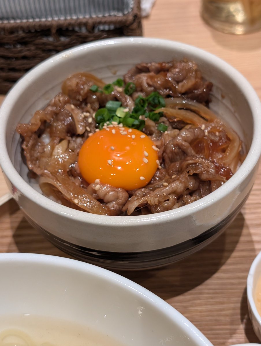 sakuratan089's tweet photo. 梅田のハービスエントの地下2階の焼肉こじま離れの生冷麺と牛めしセットめっちゃ美味しかった😲🫶　
これは！人生で一番美味しい冷麺だわ😲 https://t.co/1VZVotQE8B