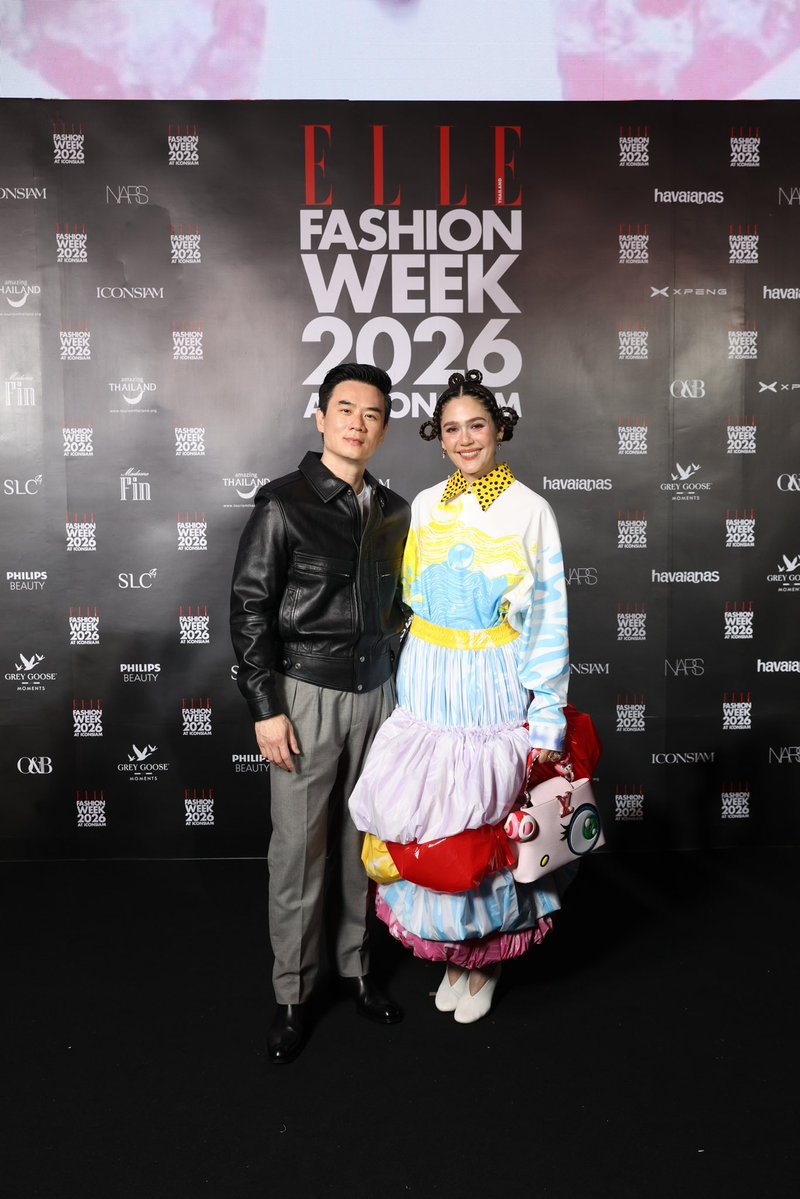 WEED_ENT's tweet photo. ส่งท้าย! “ELLE Fashion Week 2026 at ICONSIAM” ปิดฉาก 4 วันสุดอลังการ รวมตัวท็อปสตาร์สะเทือนรันเวย์-ฟรอนต์โรว์ 
 
เดินทางมาถึงวันสุดท้ายอย่างสมบูรณ์แบบสำหรับ ELLE Fashion Week 2026 at ICONSIAM สัปดาห์แฟชั่นระดับประเทศที่ตลอด 4 วันเต็มไปด้วยแฟชั่นสุดสร้างสรรค์และโมเมนต์น่าจับตา ภายใต้การดำเนินงานโดย บริษัท ดิจิเพรส จำกัด ผู้ถือครองลิขสิทธิ์ ELLE Thailand สื่อแฟชั่นและไลฟ์สไตล์ชั้นนำระดับโลก โดยปิดท้ายความประทับใจบนรันเวย์ริมแม่น้ำเจ้าพระยา ณ ริเวอร์ พาร์ค ไอคอนสยาม ในวันที่ 25 ตุลาคม 2569 ภายใต้คอนเซปต์ ‘Freedom’ ที่ชวนทุกคนปล่อยตัวตนให้เป็นอิสระผ่านแฟชั่น พร้อมได้รับการสนับสนุนจากพันธมิตรชั้นนำของประเทศไทย นำโดย ICONSIAM ร่วมด้วย การท่องเที่ยวแห่งประเทศไทย, Grey Goose, havaianas, Madame Fin, NARS, O&B, Philips Beauty, SLC Clinic & Hospital และ XPENG Thailand

คึกคักตั้งแต่หน้ารันเวย์ไปจนถึงฟรอนต์โรว์ เมื่อเหล่าซูเปอร์สตาร์ นักแสดง และศิลปินชื่อดังพร้อมใจกันมารวมตัวเฉลิมฉลองแฟชั่นครั้งสำคัญ นำโดยแฟชั่นไอคอน ชมพู่-อารยา เอ ฮาร์เก็ต พร้อมด้วย ใหม่-ดาวิกา โฮร์เน่, ไบเบิ้ล-วชิรญ์ภาส สุเมตติกุล, พีพี-ปุญญ์ปรีดี คุ้มพร้อม รอดสวาสดิ์, ตี๋ตี๋-วันพิชิต นิมิตภาคภูมิ และ ป๋อ-ศุภการ จิรโชติกุล, อู่อู๋-ธนภูมิ เศรษฐสิทธิกุล, ริวจิน-ทินภัทร ทัศนีย์ไตรเทพ และ แพทจิ-จิรชาติ บุษปวนิช, จูน-วรรณวิมล เจนอัศวเมธี, ลูกหมี-ปัญญาพัชร วังพงศ์สถาพร และ ซอนญ่า-ศรัณย์ภัทร์ พีเดอร์เซน, กรีน-อัษฎาพร สิริวัฒน์ธนกุล, ลุค-อิชิคาว่า พลาวเด้น, พิมมา-พิมพ์มาดา ใจสักเสริญ วง PiXXiE, โยโกะ-อาภัสรา เลิศประเสริฐ ฯลฯ ที่ต่างจัดเต็มลุคแฟชั่นสุดโดดเด่นมาร่วมสร้างสีสันให้ค่ำคืนสุดท้ายของ ELLE Fashion Week 2026 at ICONSIAM

บนรันเวย์ยังอัดแน่นด้วยโชว์ไฮไลต์จากหลากหลายแบรนด์ เริ่มต้นด้วย WACAY ที่ยกทัพแฟชั่นไอคอนแห่งยุคมาร่วมถ่ายทอดคอลเลกชัน ‘WACAY GARDEN’ นำโดย เบ็คกี้-รีเบคก้า แพทรีเซีย อาร์มสตรอง, เมเบิ้ล-สิริวลี สิริวิบูลย์, เพิร์ธ-วีริณฐ์ศรา ตั้งกิจสุวานิช, มอส-ภาณุวัฒน์ โสประดิษฐ และ แบงค์-มณฑป เหมตาล, แอนโทเนีย โพซิ้ว, กวาง-วรรณปิยะ ออมสินนพกุล, พริกขิง-สุรีย์ญะเรศ ยะคะเรศ, นินน่า-ญาณิน โอภาสสถาวร, ชเว ซึงโฮ, อ๊อตโต้ และ แมดดอค สมาชิกวง DICE ฯลฯ ถ่ายทอดเรื่องราวของความงามที่ไม่จำเป็นต้องสมบูรณ์แบบ ผ่านความแตกต่างระหว่างความสดใหม่และความร่วงโรย ความนุ่มนวลและความแข็งแกร่ง รวมถึงความหวานและความขม ที่มาบรรจบกันอย่างมีเสน่ห์บนรันเวย์ 

ต่อด้วย ICONCRAFT กับโชว์ ‘The Living Thai Wisdom’ ที่นำเสนอภูมิปัญญาไทยในมุมมองร่วมสมัย ผ่านงานฝีมือและความคิดสร้างสรรค์ของคนรุ่นใหม่ ถ่ายทอดผ่าน 3 บทจาก 3 นักออกแบบ พร้อมเหล่าคนดังที่มาร่วมเดินแฟชั่นโชว์ ได้แก่ ภีมธนัช-ทีเจ-สกาย-ฟารีส-โตโต้ 9214KIDS, พั้นช์-ภัทรวดี ธาดาเจริญภักดี วง Kiismet, บิลลี่-ภัทรชนน และ แฟรงกี้-วีรภัฎ อ่อนสะอาด ก่อนส่งต่อความสนุกด้วยโชว์ปิดท้ายจาก HOOK’S PRESENTED BY O&B กับคอลเลกชัน ‘THE MOTHERSHIP’ ที่เริ่มจากจินตนาการว่าหากผู้มาเยือนจากนอกโลกเดินทางมาถึงประเทศไทยวันนี้ พวกเขาจะได้พบ ‘ความเป็นไทย’ ในรูปแบบใด เป็นแฟชั่นโชว์แบบเพอร์ฟอร์แมนซ์ พิสูจน์ว่าสามารถพาความเป็นไทยเดินออกไปบนถนน เข้าไปในปาร์ตี้ หรือแม้แต่ออกไปนอกโลกได้ โดยมี จี๋-สุทธิรักษ์ ทรัพย์วิจิตร, อิน-จักราสินธุ์ อัศวธนะชัย และ ฟลุ๊คกะล่อน-ธรรณพ แสงโอสถ มาร่วมเฉิดฉายบนรันเวย์

นับเป็นการปิดฉาก ELLE Fashion Week 2026 at ICONSIAM ตลอด 4 วันอย่างสมบูรณ์แบบ กับการรวมพลังของดีไซเนอร์ไทย แฟชั่นไอคอน ศิลปิน และนักแสดง ที่มาร่วมถ่ายทอดตัวตนผ่านแฟชั่นภายใต้แนวคิด ‘Freedom’ และสร้างอีกหนึ่งบทสำคัญให้กับวงการแฟชั่นไทย ขอขอบคุณทุกแรงสนับสนุนที่มาร่วมเป็นส่วนหนึ่งของ ELLE Fashion Week 2026 at ICONSIAM แล้วพบกันใหม่ในปีหน้า

ติดตามข่าวสารอย่างใกล้ชิดได้ทุกช่องทางของ ELLE Thailand ช่องทางออนไลน์ https://t.co/62Ju3uTXiV, Instagram: @ ellethailandofficial, Facebook: ellethailandmagazine, X: ELLEThailand, TikTok: @ ellethailand

📷 https://t.co/lWwcyHGgEu