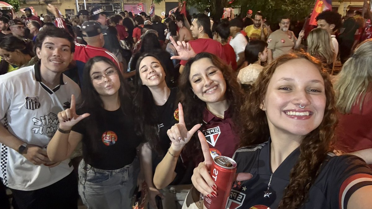 hxmwspfc's tweet photo. NÓS VAMOS SORRIR ⭐️❤️❤️ https://t.co/VbrZwI5oVO