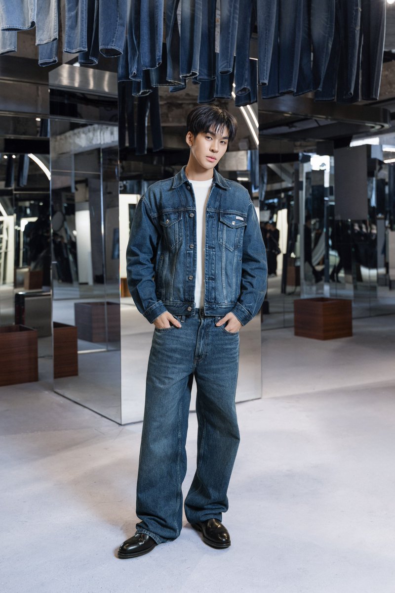 around_ent's tweet photo. ตี๋ตี๋ วันพิชิต และ อู่อู๋ ธนภูมิ อวดลุคเดนิมร่วมเปิด HOUSE OF DENIM ป๊อปอัปสุดเอ็กซ์คลูซีฟของ Calvin Klein ที่เซี่ยงไฮ้

TEETEE WITH CK
AUAU IN CALVIN KLEIN
#CalvinKleinxTeeTee #twnpich 
#CalvinKleinxAuAu #auautnp
#CalvinKlein 

อ่านข่าวเพิ่มเติม
📍https://t.co/mnOlvidFfP

สองนักแสดงชาวไทย ตี๋ตี๋–วันพิชิต และ อู่อู๋–ธนภูมิ ลัดฟ้าสู่เซี่ยงไฮ้ ร่วมงานเปิดตัวป๊อปอัป “House of Denim” ของ Calvin Klein ณ The Silos, Gate M West Bund Dream Center พร้อมปรากฏตัวในลุคเดนิมที่สะท้อนสไตล์เฉพาะตัว ท่ามกลางเหล่าศิลปินและคนดังจากทั่วเอเชีย

ป๊อปอัป “House of Denim” เปิดให้บุคคลทั่วไปเข้าชมตั้งแต่วันที่ 23 ตุลาคม–5 พฤศจิกายน 2026 ณ Gate M West Bund Dream Center นครเซี่ยงไฮ้