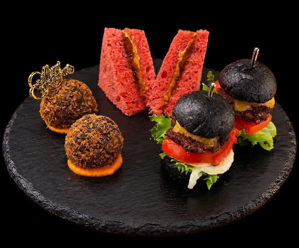 luxuryhotel_jp's tweet photo. アロフト by マリオット 大阪梅田

ホリデーシーズンメニュー
https://t.co/zv7rtpZ2hG

クリスマスアフタヌーンティー
2026年11月1日～12月31日
雪だるまをモチーフにしたロリポップやショートケーキなどが並ぶ

苺パフェ
2026年12月1日～2027年3月31日
苺の魅力を存分に味わう季節限定パフェ https://t.co/5XMVMylaS2