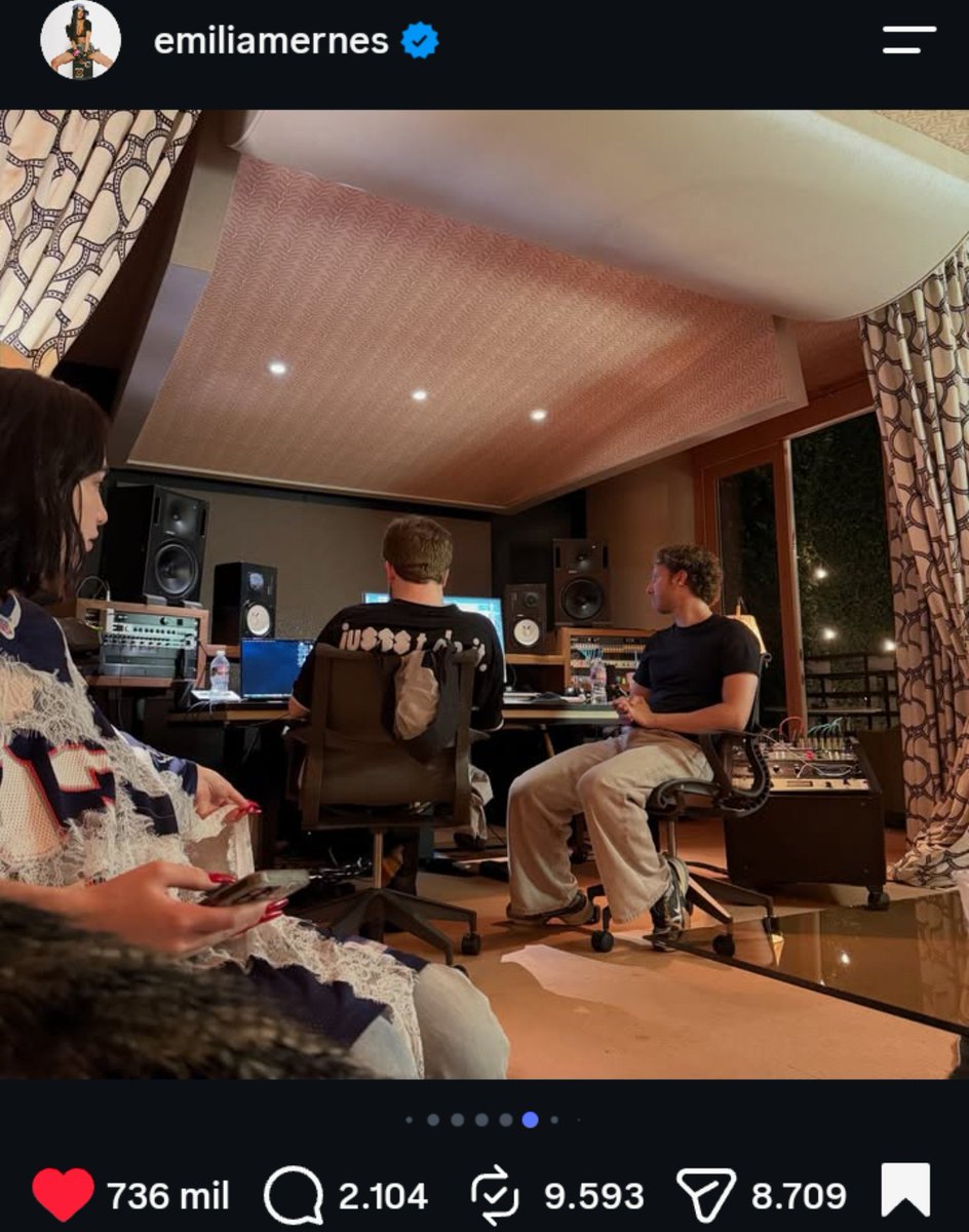 laflopera_em3's tweet photo. YO NO ESTABA LOCA CUANDO DIJE QUE HABÍA UNA FOTO DE ELLAS DOS JUNTAS EN EL ESTUDIO https://t.co/EYN4RGEzsI
