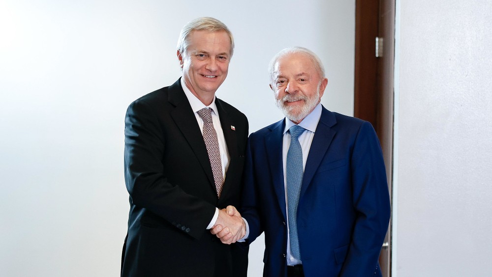 g1's tweet photo. Peru, Chile, Equador, Bolívia, Paraguai: líderes da direita parabenizam Lula, que contrariou a 'onda azul' na América Latina https://t.co/VQnrba6EfJ https://t.co/YEb1JfiA8P