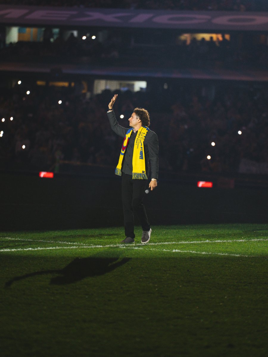 ClubAmerica's tweet photo. Sin ti, nuestra historia jamás hubiera sido la misma, Memo.

Gracias por dejarnos ser testigos de tu crecimiento, tanto profesional como personal, y por la inmensa huella que dejaste en el Club.

Recuerda, eres Águila #PorS13mpre. 💙💛 https://t.co/tGEZI9gsKy