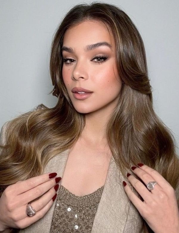 Haileeluvss's tweet photo. Forever obsessed with this 
Hailee Steinfeld look 🤍✨ https://t.co/to40svQOlL