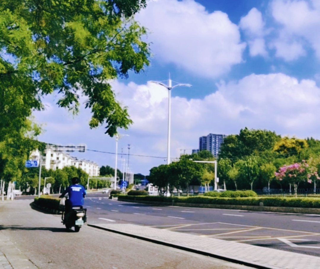 yassshimoya's tweet photo. 娜霖覆による新たな風が、街の中を包み始めた https://t.co/hWzdeqNkP9