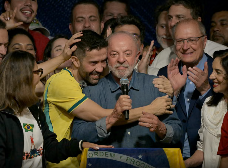 seriousguybr's tweet photo. Esta é a foto que está estampando a vitória de Lula nos principais jornais do mundo (vi no The New York Times, The Washington Post, The Guardian e no The Times).

Bastante representativa para ilustrar a importância de @AndreJanonesMG nesta campanha! Arrisco dizer que sem Janones, Lula não teria virado. E Lula reconheceu isso. Só Alckmin e Janones receberam o microfone para discursar na Paulista. 

Não há dúvidas que, descontado o próprio Lula, André Janones é o nome que sai maior desse pleito presidencial. E com altas credenciais para disputar o governo de Minas Gerais pelo PT em 2030.

Por hora, espero que seja nomeado Secretário de Comunicação Social ainda em Lula 3! Tem tudo para conseguir cumprir a promessa que acabou de fazer: garantir que Lula termine o próximo governo com uma aprovação beirando os 90%.