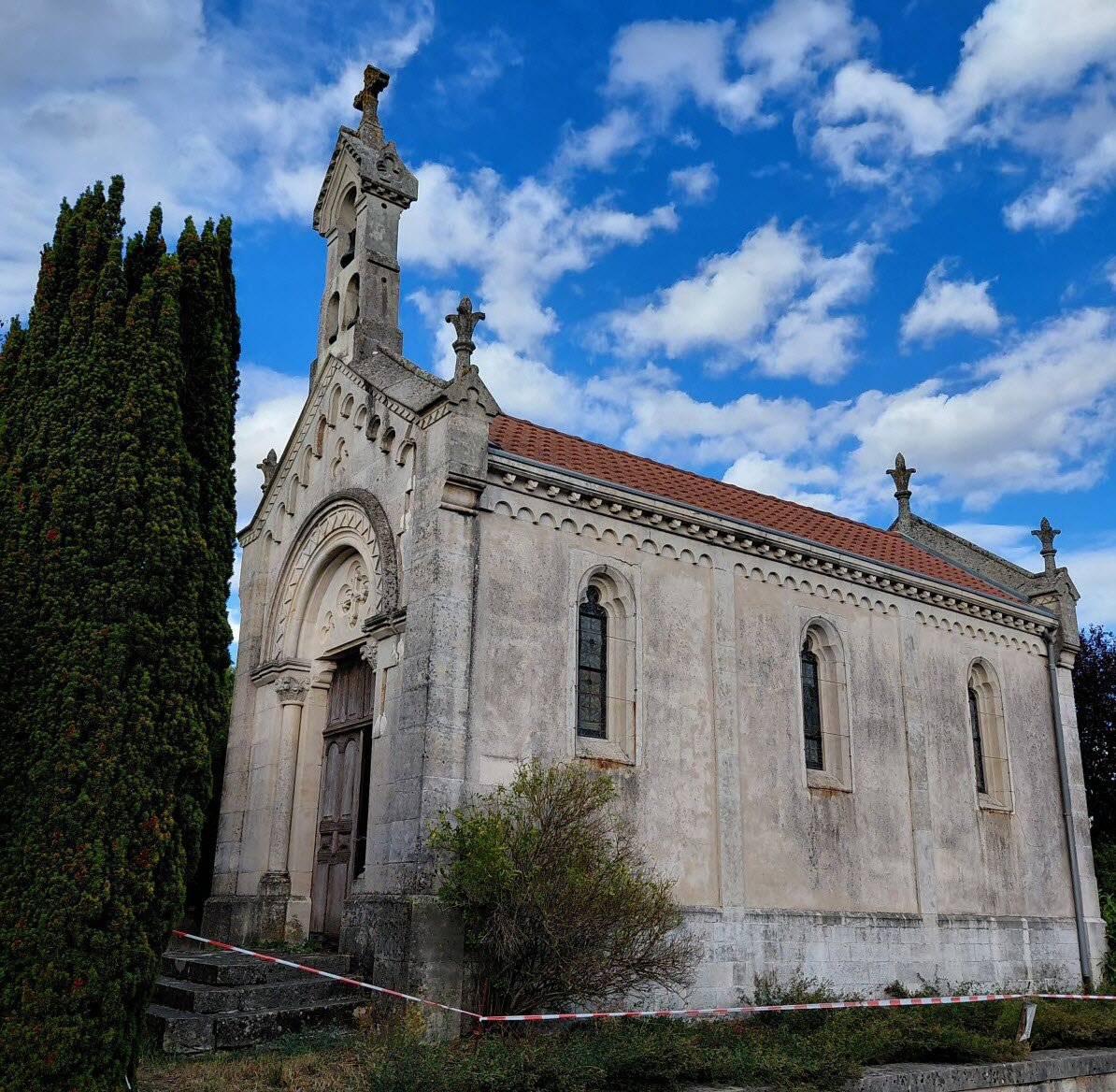 lechochretien's tweet photo. 🔴🇫🇷 𝗔𝗟𝗘𝗥𝗧𝗘 — La chapelle Notre-Dame-de-Pitié, à Pulligny, en Meurthe-et-Moselle, datant de 1868 et TOUJOURS CONSACRÉE, fait l’objet d’un arrêté de mise en sécurité pour risque d’effondrement ordonnant sa DÉMOLITION.

L’association Urgences Patrimoine dénonce une démolition décidée sans étude ni devis et a déposé un RECOURS. (Urgences Patrimoine)