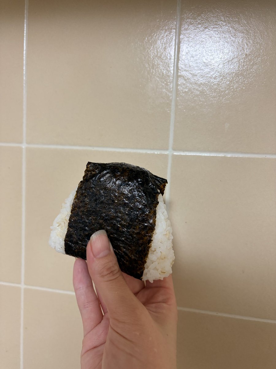 imoimo426's tweet photo. コンビニに用があって。
フードロス割引になっていた
鮭おにぎりを！
（毎日おにぎり食べてるのですがうっかり運んでる内におにぎりらしい形状を失ってしまう）

新米の季節、おにぎり写真を撮ってタグつけるだけで遠くの国の子供の給食のごはんになります。

#OnigiriAction https://t.co/Acx6JULjNI