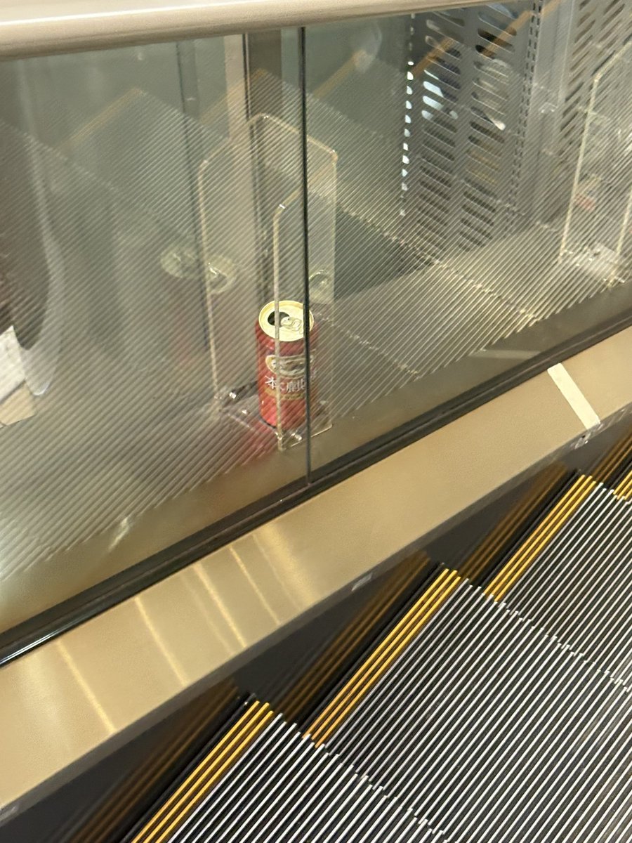tri_aka_red's tweet photo. 誰だよエスカレーター手すりの外の四角い枠に器用にビールのロング缶はめたの https://t.co/M0x7Q93LOK