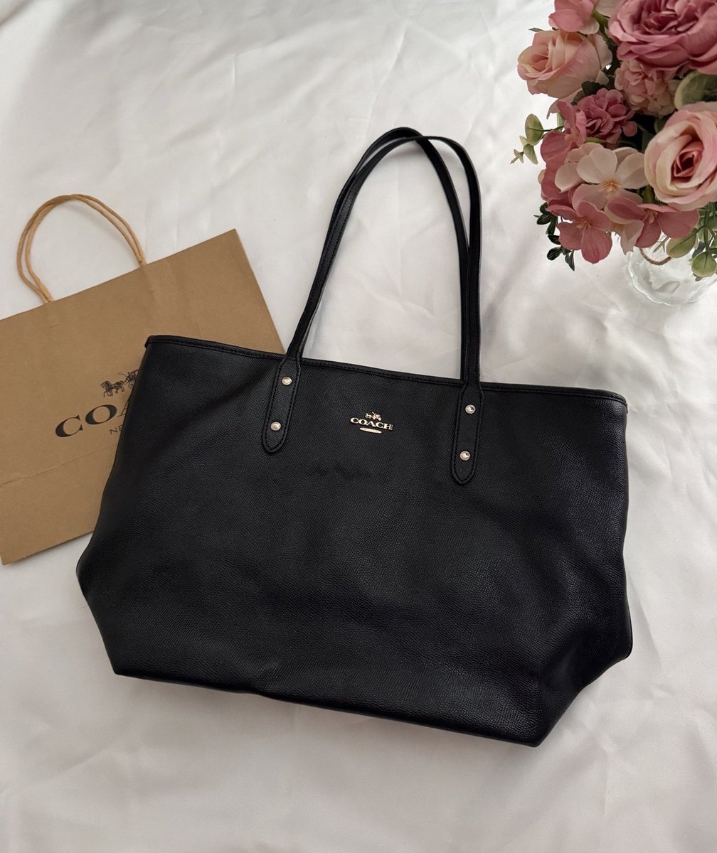 melodykitty2ka's tweet photo. ♡︎ 𐬾 ฝากขาย🪽🎀 

✨Coach zip tote 16 นิ้ว all black ของแท้ 1000.- รวมส่ง 

🧤เพิ่มเติมแอดไลน์รูปสุดท้าย
🪷X: @yoyodsh 

__
#ส่งต่อกระเป๋า #กระเป๋ามือสอง #coach #ส่งต่อCoach #ส่งต่อกระเป๋า #coachthailand
#กระเป๋าcoach #ส่งต่อlongchamp 
#กระเป๋ามือ2 https://t.co/aFefwu3Ynu