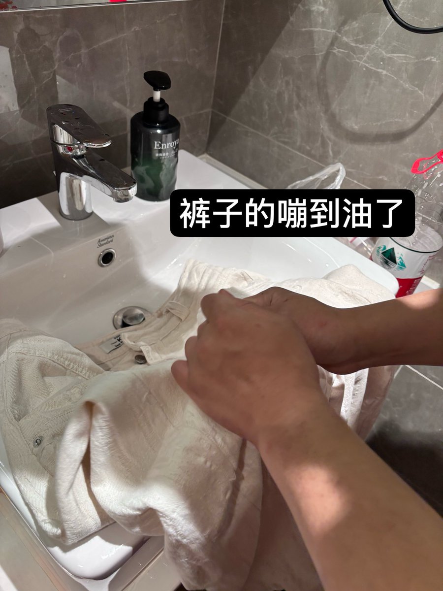 reieiovo's tweet photo. 涩只是我老婆最微不足道的一点，以下是我和老婆在一起时我的日常
在热热的被窝里醒来看见老婆换好衣服准备上班，他发现我醒来后就会过来把我抱到怀里亲一亲，拿杯水来喂我让我喝一口后继续睡一会儿，亲完喝完说完再见后老婆去上班，我继续睡回笼觉
睡到自然醒后床头放着一杯凉好的水和擦干净镜片的眼镜，戴上眼镜起身后发现昨天乱踢的拖鞋现在正整整齐齐的摆在我下床的位置
喝完水去洗漱，牙膏挤好了漱口水也接好了，台面也擦的干干净净。洗漱完出来就能看见居家外套搭在椅背上，早餐在锅里温着，饭后水果洗好切好在冰箱里。慢悠悠的一边吃早饭一边给老婆发信息，吃完之后顺手把碗筷收回厨房，洗碗池上有一颗巧克力，是老婆奖励我吃完了早饭
窝在懒人沙发里悠闲地玩游戏，茶几上放的是我喜欢吃的零食和老婆昨天插好的漂亮小花
玩到老婆中午下班，给他开门的时候顺手拿过他带回家的奶茶，他亲了我一下后去洗手，喊我去换衣服带我出去吃饭，今天要穿的衣服已经在床尾放好了，换上后就坐在椅子上一边喝奶茶一边看老婆给我穿袜子穿鞋子梳头发
背上自己喜欢的小包就可以和老婆牵着手出去吃饭了，他特别会吃，从来没有踩雷过，完全了解我的口味，只需要在他点好的基础上随便加两个自己想吃的菜就好了。在外面吃饭的过程中两个人都是不看手机的，一边聊天一边享用，碗里的菜是永远吃不完的，夹在我碗里的虾蟹是没有壳的，鱼是没有刺的，是能一口吃得下的，入口温度也是适宜的。就这样美美饱餐一顿，接过老婆递过来的纸巾擦一下嘴就可以回去了
如果老婆比较忙要回单位，我就自己溜达着回去。如果他还有休息时间，两个人就牵手回家，回家后外套一脱鞋子一踢，速速跑到厕所释放一下。从厕所出来后外套和包包已经挂好了，老婆在给我擦鞋子上蹭到的土
换好睡衣和老婆躺床上，躺在他怀里看手机。老婆一般会搂着我眯一会儿，我玩手机玩着玩着也困了，躺在他胳膊上午睡。睡着睡着就能感觉到被轻轻抱了起来又轻轻放下，老婆要去上班了，迷瞪着和他告个别继续睡觉
睡醒后老婆差不多还有三个小时下班，躺床上玩会儿手机再起来，拉开窗帘看着外面发发呆，处理一些学校的工作后开始化妆捯饬自己。化完后拍两张照片和小视频，出门接老婆下班
去医院去买两杯喝的，自己一杯老婆一杯。他下午一般在出门诊，在他的门诊门口等他，等没有病人的时候就进去把喝的给他陪他聊天，来病人了就去门诊室外的椅子上坐着等他
等老婆下班就陪他去医生休息室换衣服，还能顺便调戏他一下。我们两个人晚饭一般不在外面吃，会去各种店都买个一两样，打包带回去
回去后先卸妆换衣服，折腾完后老婆已经把饭摆好了，晚餐是我们两个人一天中最丰盛的一餐，挑一个电影或者综艺一边看一边吃
吃完后老婆收拾餐桌我去拆拿回来的快递，再把他收拾出来的垃圾和快递盒一起丢到门外，他明天上班的时候会顺手带下去。两个人会一起洗碗，因为都不喜欢洗碗所以一起洗会比较有意思，每次我都会弄老婆一脸泡泡。忙完后一般是老婆先洗澡，等浴室热了我再进去洗
洗完后坐在椅子上让老婆给我吹头发梳头，我会回一下今天收到的学校邮件搞一下今天的工作收尾
如果两个人都比较有精力，这个时候就开始接吻抚摸，顺其自然的变成了熄灯环节，4i还是1i根据今天的心情来定
一场酣畅淋漓的做爱后去简单清洗一下，清洗的过程顺便洗漱，回到床上继续看刚刚吃饭时看的剧或者两个人联机打打游戏
差不多十一点多老婆就要睡了，我就戴上耳机把手机亮度调低，躺老婆怀里自己刷视频或者看小说，看到困了就手机一扔贴着老婆睡觉
所以说，和老婆在一起幸福感仅次于和我妈在一起，暖暖的淡淡的很安心