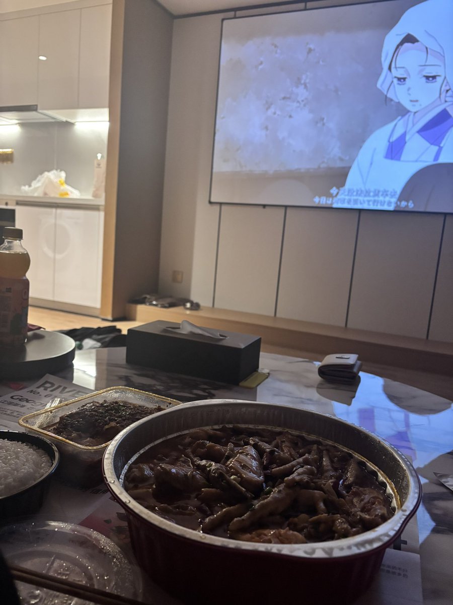 reieiovo's tweet photo. 涩只是我老婆最微不足道的一点，以下是我和老婆在一起时我的日常
在热热的被窝里醒来看见老婆换好衣服准备上班，他发现我醒来后就会过来把我抱到怀里亲一亲，拿杯水来喂我让我喝一口后继续睡一会儿，亲完喝完说完再见后老婆去上班，我继续睡回笼觉
睡到自然醒后床头放着一杯凉好的水和擦干净镜片的眼镜，戴上眼镜起身后发现昨天乱踢的拖鞋现在正整整齐齐的摆在我下床的位置
喝完水去洗漱，牙膏挤好了漱口水也接好了，台面也擦的干干净净。洗漱完出来就能看见居家外套搭在椅背上，早餐在锅里温着，饭后水果洗好切好在冰箱里。慢悠悠的一边吃早饭一边给老婆发信息，吃完之后顺手把碗筷收回厨房，洗碗池上有一颗巧克力，是老婆奖励我吃完了早饭
窝在懒人沙发里悠闲地玩游戏，茶几上放的是我喜欢吃的零食和老婆昨天插好的漂亮小花
玩到老婆中午下班，给他开门的时候顺手拿过他带回家的奶茶，他亲了我一下后去洗手，喊我去换衣服带我出去吃饭，今天要穿的衣服已经在床尾放好了，换上后就坐在椅子上一边喝奶茶一边看老婆给我穿袜子穿鞋子梳头发
背上自己喜欢的小包就可以和老婆牵着手出去吃饭了，他特别会吃，从来没有踩雷过，完全了解我的口味，只需要在他点好的基础上随便加两个自己想吃的菜就好了。在外面吃饭的过程中两个人都是不看手机的，一边聊天一边享用，碗里的菜是永远吃不完的，夹在我碗里的虾蟹是没有壳的，鱼是没有刺的，是能一口吃得下的，入口温度也是适宜的。就这样美美饱餐一顿，接过老婆递过来的纸巾擦一下嘴就可以回去了
如果老婆比较忙要回单位，我就自己溜达着回去。如果他还有休息时间，两个人就牵手回家，回家后外套一脱鞋子一踢，速速跑到厕所释放一下。从厕所出来后外套和包包已经挂好了，老婆在给我擦鞋子上蹭到的土
换好睡衣和老婆躺床上，躺在他怀里看手机。老婆一般会搂着我眯一会儿，我玩手机玩着玩着也困了，躺在他胳膊上午睡。睡着睡着就能感觉到被轻轻抱了起来又轻轻放下，老婆要去上班了，迷瞪着和他告个别继续睡觉
睡醒后老婆差不多还有三个小时下班，躺床上玩会儿手机再起来，拉开窗帘看着外面发发呆，处理一些学校的工作后开始化妆捯饬自己。化完后拍两张照片和小视频，出门接老婆下班
去医院去买两杯喝的，自己一杯老婆一杯。他下午一般在出门诊，在他的门诊门口等他，等没有病人的时候就进去把喝的给他陪他聊天，来病人了就去门诊室外的椅子上坐着等他
等老婆下班就陪他去医生休息室换衣服，还能顺便调戏他一下。我们两个人晚饭一般不在外面吃，会去各种店都买个一两样，打包带回去
回去后先卸妆换衣服，折腾完后老婆已经把饭摆好了，晚餐是我们两个人一天中最丰盛的一餐，挑一个电影或者综艺一边看一边吃
吃完后老婆收拾餐桌我去拆拿回来的快递，再把他收拾出来的垃圾和快递盒一起丢到门外，他明天上班的时候会顺手带下去。两个人会一起洗碗，因为都不喜欢洗碗所以一起洗会比较有意思，每次我都会弄老婆一脸泡泡。忙完后一般是老婆先洗澡，等浴室热了我再进去洗
洗完后坐在椅子上让老婆给我吹头发梳头，我会回一下今天收到的学校邮件搞一下今天的工作收尾
如果两个人都比较有精力，这个时候就开始接吻抚摸，顺其自然的变成了熄灯环节，4i还是1i根据今天的心情来定
一场酣畅淋漓的做爱后去简单清洗一下，清洗的过程顺便洗漱，回到床上继续看刚刚吃饭时看的剧或者两个人联机打打游戏
差不多十一点多老婆就要睡了，我就戴上耳机把手机亮度调低，躺老婆怀里自己刷视频或者看小说，看到困了就手机一扔贴着老婆睡觉
所以说，和老婆在一起幸福感仅次于和我妈在一起，暖暖的淡淡的很安心