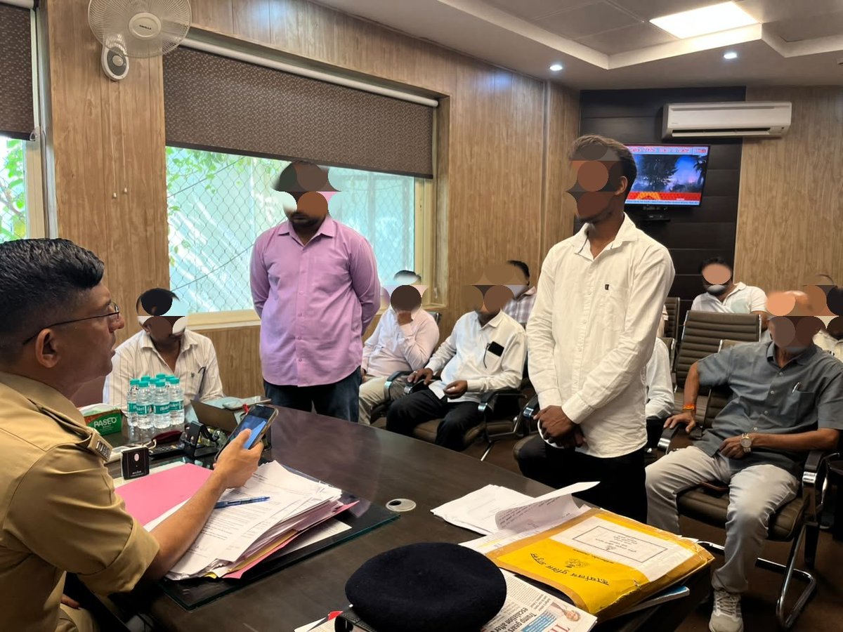 DCP_South's tweet photo. @DCP_South @IPSMdMustaque द्वारा #दक्षिणी_जोन कार्यालय पर जनसुनवाई के दौरान शिकायतकर्ताओं की समस्याओं को सुनकर उनके त्वरित व गुणवत्तापूर्ण निस्तारण हेतु सम्बन्धित को आवश्यक कार्यवाही हेतु निर्देशित किया गया।

#Lkopolice_On_Duty 
@Uppolice @lkopolice https://t.co/UKwhTYizLx