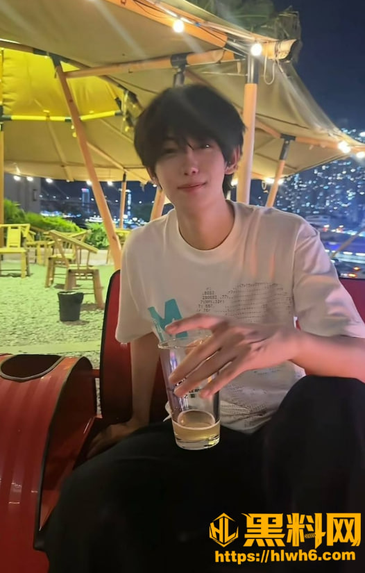 MHairizam's tweet photo. 抖音130万粉网红云别离陷入争议！多名网友爆料其不仅约炮还殴打炮友，昔日清冷禁欲系人设引发质疑。
最新爆料查看：https://t.co/hYkd1AY7k6
#吃瓜 #网红 #约炮 #抖音 #云别离  #私生活混乱 #云别离丑闻全曝光 #云别离性爱视频流出 #抖音网红云别离私生活混乱 https://t.co/716otTwWNT