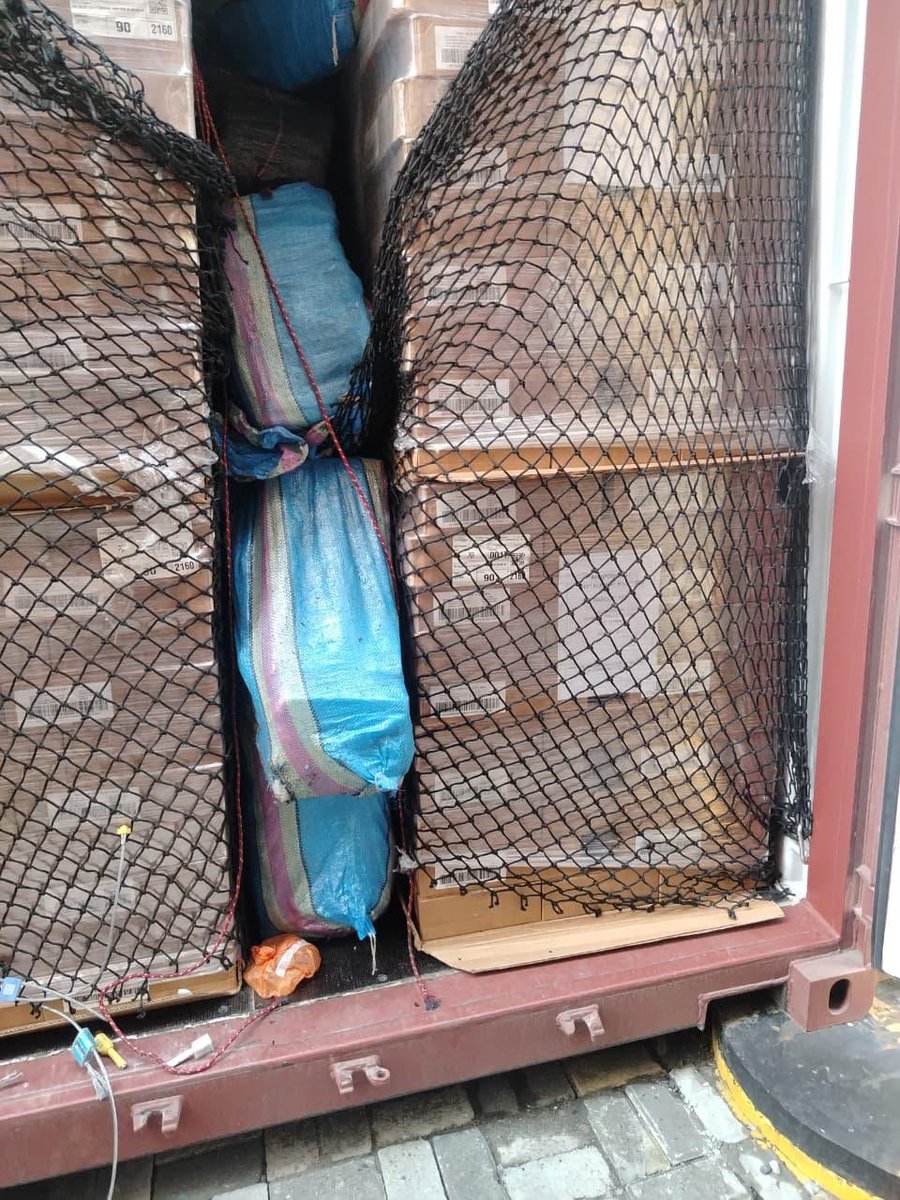 JohnReimberg's tweet photo. GUAYAQUIL

784 BLOQUES DE COCAÍNA INCAUTADOS EN CONSERVAS DE ATÚN. 

El operativo fue ejecutado por la Policía Nacional en Naportec, en Guayaquil donde un contenedor que transportaba conservas de atún y cuyo destino final era Francia, fueron detectados bultos en cuyo interior se encontraron 784 bloques de cocaína.

Operación en desarrollo.