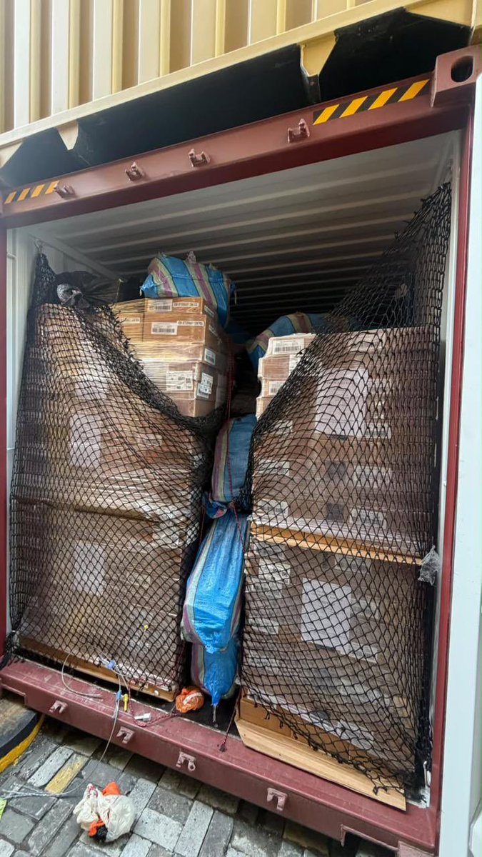 JohnReimberg's tweet photo. GUAYAQUIL

784 BLOQUES DE COCAÍNA INCAUTADOS EN CONSERVAS DE ATÚN. 

El operativo fue ejecutado por la Policía Nacional en Naportec, en Guayaquil donde un contenedor que transportaba conservas de atún y cuyo destino final era Francia, fueron detectados bultos en cuyo interior se encontraron 784 bloques de cocaína.

Operación en desarrollo.