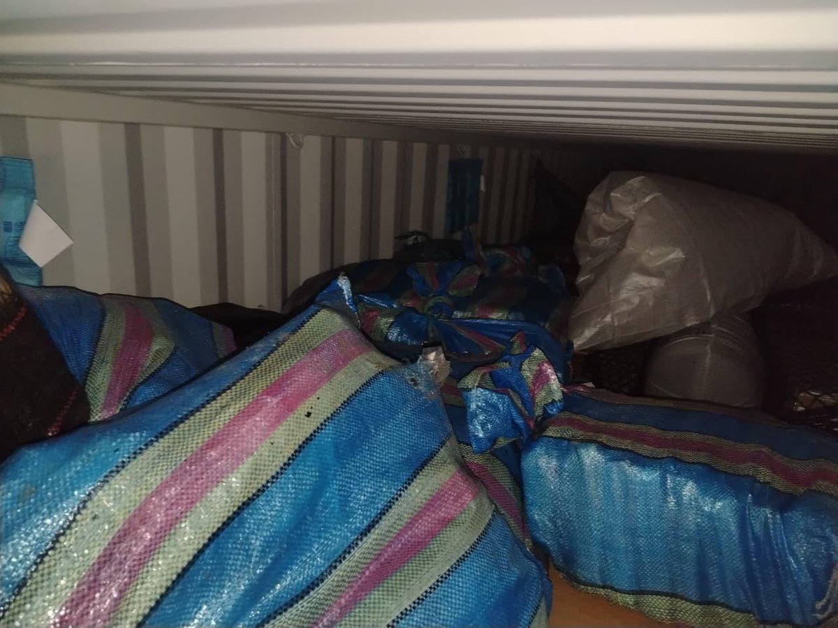 JohnReimberg's tweet photo. GUAYAQUIL

784 BLOQUES DE COCAÍNA INCAUTADOS EN CONSERVAS DE ATÚN. 

El operativo fue ejecutado por la Policía Nacional en Naportec, en Guayaquil donde un contenedor que transportaba conservas de atún y cuyo destino final era Francia, fueron detectados bultos en cuyo interior se encontraron 784 bloques de cocaína.

Operación en desarrollo.