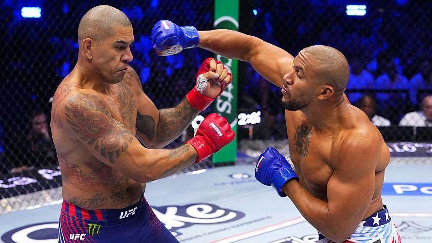 MMAPlusOfficial's tweet photo. Alex Pereira, Ciryl Gane maçında hakem Herb Dean olmasaydı sonucun farklı olabileceğini düşünüyor:

“Gane orada kendini çok kötü tüketti ama beni nakavt edemedi. Maçı durdurdular ve ben hâlâ ayaktaydım. Yerde değildim.

O da sanki, ‘İnanamıyorum, çok şükür bitti’ der gibiydi. Ne kadar ağır nefes aldığını görebiliyordunuz.”