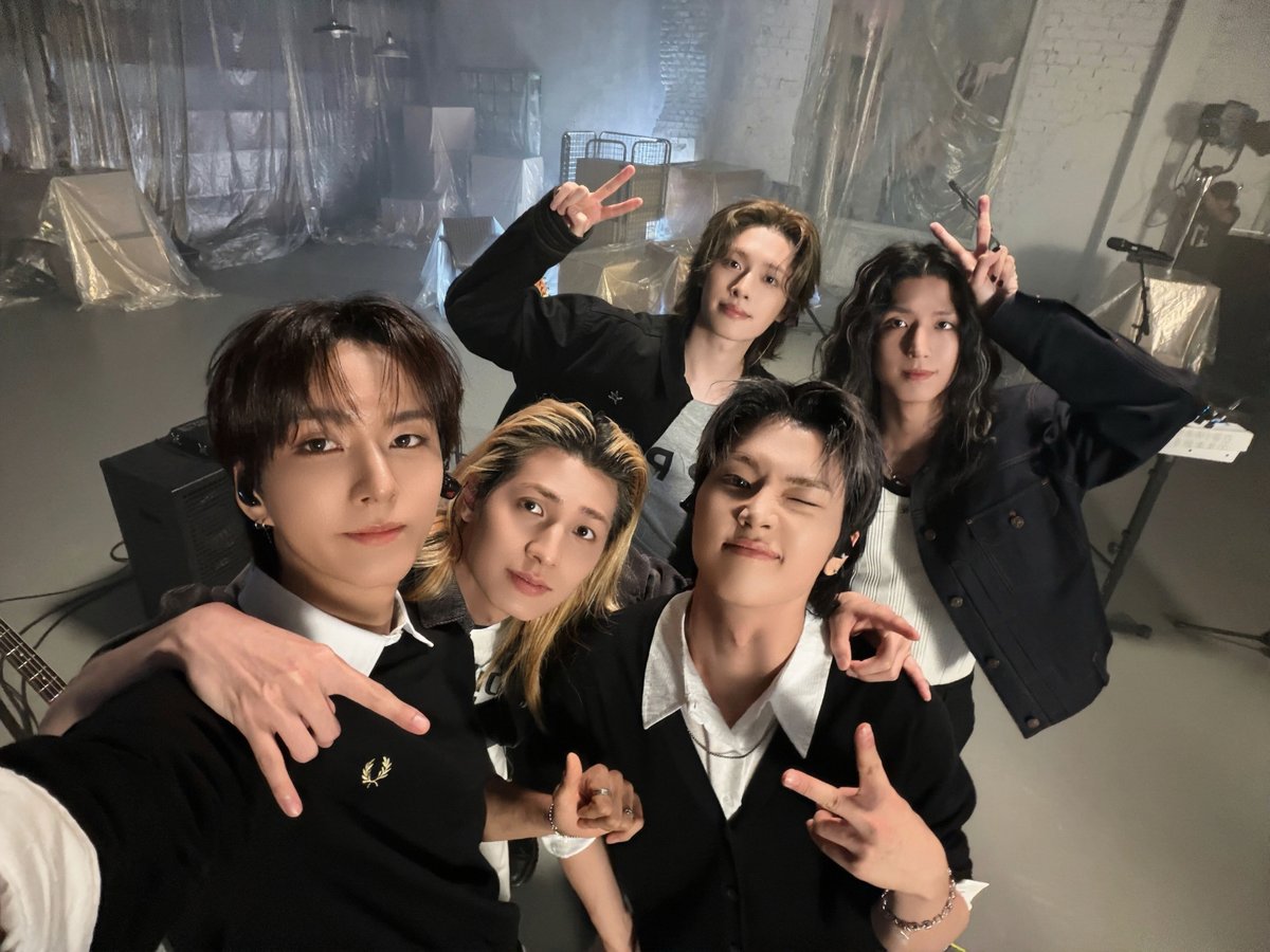 XH_official tweet picture