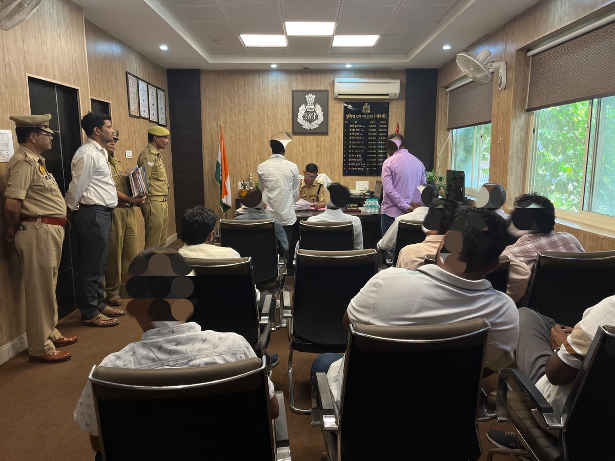 DCP_South's tweet photo. @DCP_South @IPSMdMustaque द्वारा #दक्षिणी_जोन कार्यालय पर जनसुनवाई के दौरान शिकायतकर्ताओं की समस्याओं को सुनकर उनके त्वरित व गुणवत्तापूर्ण निस्तारण हेतु सम्बन्धित को आवश्यक कार्यवाही हेतु निर्देशित किया गया।

#Lkopolice_On_Duty 
@Uppolice @lkopolice https://t.co/UKwhTYizLx