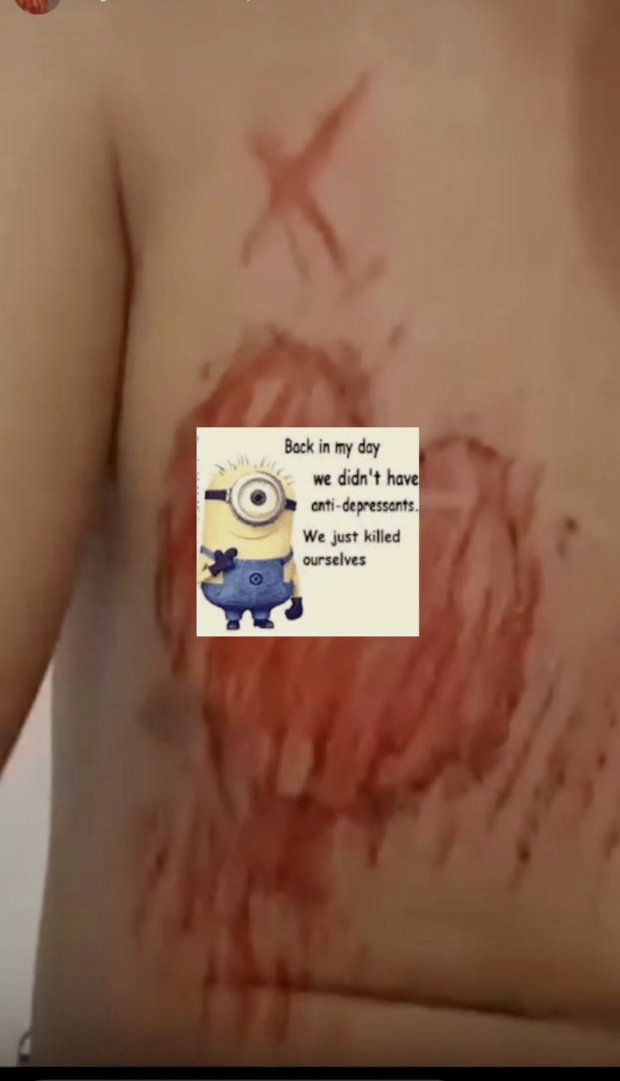 nwrsdolllie's tweet photo. Look at my funny meme!👀 | "Broken heart man" (2023) | #fake #makeupfx #halloween #shwtt #shtwt https://t.co/gMw6kXhVHP