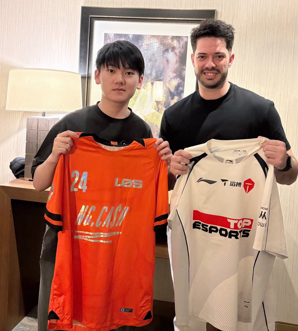 namisylee's tweet photo. LOS coach to JKL:

I have been coaching for 10 years, the last 7y when I coach ADCs I always show them your POVs and way of playing cause I like your aggro and how you see the map

I hope you keep doing this for many years more! You are an inspiration for ADCs and coachs like me https://t.co/qqdYRu8nMF