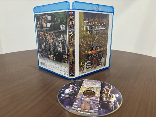 agito25th_ten's tweet photo. ／
「語りごと〜kAtariGoTΩ～
#真アギト展 Blu-ray」
発売決定！
＼

✅音声ガイド付き展示映像アーカイブ
✅鼎談―乾杯(賀集利樹×要潤×牧山雄亮)(完全版)
✅井上敏樹×白倉伸一郎 SP対談(完全版)
etc…

5時間半越えの大ボリュームで「アギト」を語り尽くす保存版💿

✨名古屋会場にて先行販売決定！ https://t.co/8UX4u0XMFK