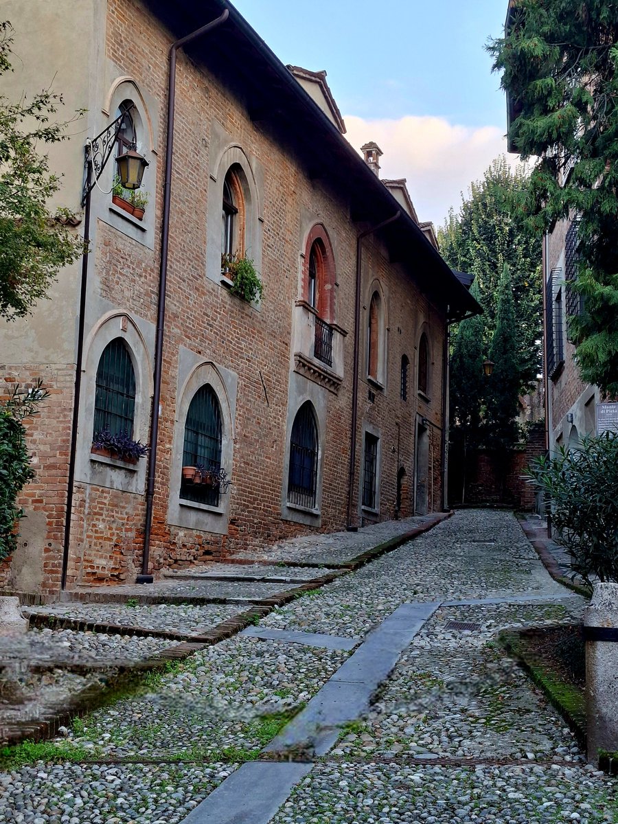 undabuda's tweet photo. Lascia fuori la fretta: qui ogni passo è un viaggio nel tempo.

Buona settimana🍁 https://t.co/p97QijEp3j
