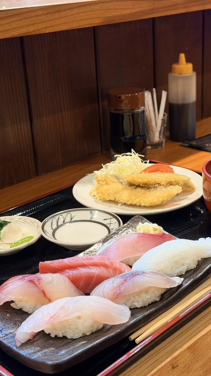 theyell0wcat's tweet photo. 新湊の寿司居酒屋よしおさんでランチを食べました。正直「量少ないかな？まぁ少なかったら2セット頼もう」と思ったけど、ネタが分厚くて美味しくてお腹結構いっぱいになりました。
いやー、マジで美味しかった。レビューいいのに、みんな載せてないのなんでなの、、 https://t.co/9oPieTTPrL