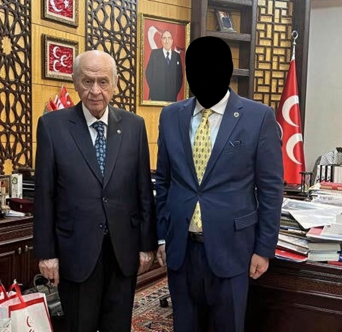 MITVAROL06's tweet photo. Okullarımızı silahla gasp eden, sahte belgelerle malvarlığımı yağmalayan, kaçakçılık yapan, kara para aklayan FETÖ bağlantılı suç çetesinin mağdurlarından birisiydim.

YIL 2022…Örgütün tetikçiliğini yapan mankurtları, suç itiraflarını içeren ses kayıtlarını da sundum…

İŞTE ÖRGÜTÜN TETİKÇİLERİNDEN SADECE BİRİSİ 
👇👇👇

🛑 “BİRİ TUZLA’DA BİRİ ATAŞEHİR’DE İKİ OKULU SİLAH ZORUYLA BOŞALTTIRDILAR BANA…”

🛑 “HIRSIZ DEĞİLİM GASPÇIYIM. ONLARIN ADINA GASP ETTİM ! SONRA DA ONLARI GASP ETTİM…”

🛑 “SÖZ VERDİNİZ ARABALARI GETİRİN DEDİM. BEYAZ BMW’yi, CLIO’yu, JEEP’i ALDIM…KÖYDE VİLLA YAPTIRDIM” 

🛑 “ENDER’E JEEP’İ VERDİM. HARUNDAN PARA DA ALDI” 

🛑 “1 MİLYON TL DAHA ALACAĞIM….ARİF, ARTIK 1 MİLYONU 10 MİLYON MU ÖDER 100 MİLYON MU YOKSA CANINI MI VERİR ! ŞU İLÇE BAŞKANLIĞI BİTİNCE BAKACAĞIZ !”

🛑 “HARUN SALAK, HARUN’UNDA İKİ OKULUNU ELİNDEN ALDILAR” 

🛑 “SEN BİLDİĞİM 4. VEYA 5. ADAMSIN. ORADA İŞİ YAPAN ARİF, EĞİTİMCİ KİMLİĞİ İLE YAPAR. NİTELİKLİ DOLANDIRICIDIR.”

🛑 “ENDER ŞİMDİ ONLARI YUMURTLATIYOR. YUMURTLATSIN BAKALIM…”

🛑 “ENDER İLE ARİF’İ TANIŞTIRAN BENİM.  YOKSA O KİM Kİ DEVLETİN EN ÜST MAKAMLARIYLA GÖRÜŞECEK” 

🛑 “BAK ŞİMDİ BAK ADAMI S.KERİM, CANINI YAKARIM !”

YIL 2024 : 

2 defa ses kayıtları kayboldu, 3. defa sundum…

Görevlendirilen sözde Bilirkişinin suç içerikli konuşmaları kesmesi ve değiştirmesi ile şikayetlerim ÖRTBAS edildi.

YIL 2025 :  

Yeni bilirkişinin raporu ile işlenen suçlar ortaya çıktı. 

YIL 2026: 

Dosya yeniden açıldı…

“CANINI YAKARIM” ifadesi dışındaki konuşmalar göz ardı edildi. Şahsıma karşı tehdit suçu işlendiği gerekçesiyle daha önceki tehditler gibi dosya parçalandı…

Kurban olduğum dosyada tetikçi ile masaya oturtmak için  uzlaşma savcılığına gönderildim ! 

🛑Zaten dosya yeniden açıldığında 7 sayfalık ek KYOK kararı çoktan hazırlanmış, zabıt katibine göndermesi için teslim edilmiş ! 

Örgütün şikayetlerimden vazgeçirmek için yaptığı zincirleme  tehditler devam ettiği somut şekilde belgelenmesine rağmen dosyayı kapatmaya çalışan, görmemezlikten gelenler susuyor ! 

HAYATIM KAZA GÖRÜNÜMÜYLE SONA ERDİĞİNDE FAİLLERİ VE SORUMLULARI ORTADADIR ‼️
@adalet_bakanlik @HSKKurumsal 
@abakingurlek @AbTeftis @turankuloglu