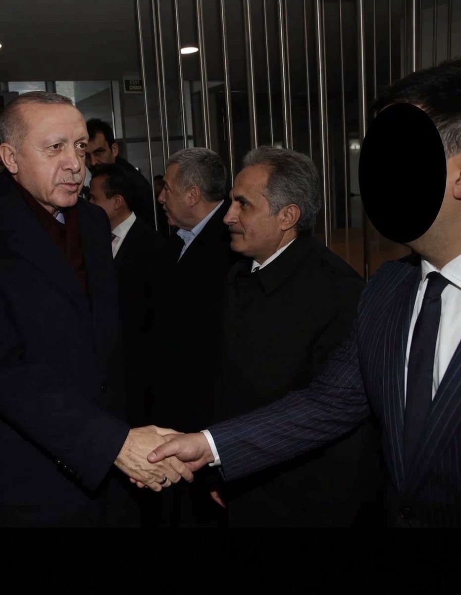 MITVAROL06's tweet photo. Okullarımızı silahla gasp eden, sahte belgelerle malvarlığımı yağmalayan, kaçakçılık yapan, kara para aklayan FETÖ bağlantılı suç çetesinin mağdurlarından birisiydim.

YIL 2022…Örgütün tetikçiliğini yapan mankurtları, suç itiraflarını içeren ses kayıtlarını da sundum…

İŞTE ÖRGÜTÜN TETİKÇİLERİNDEN SADECE BİRİSİ 
👇👇👇

🛑 “BİRİ TUZLA’DA BİRİ ATAŞEHİR’DE İKİ OKULU SİLAH ZORUYLA BOŞALTTIRDILAR BANA…”

🛑 “HIRSIZ DEĞİLİM GASPÇIYIM. ONLARIN ADINA GASP ETTİM ! SONRA DA ONLARI GASP ETTİM…”

🛑 “SÖZ VERDİNİZ ARABALARI GETİRİN DEDİM. BEYAZ BMW’yi, CLIO’yu, JEEP’i ALDIM…KÖYDE VİLLA YAPTIRDIM” 

🛑 “ENDER’E JEEP’İ VERDİM. HARUNDAN PARA DA ALDI” 

🛑 “1 MİLYON TL DAHA ALACAĞIM….ARİF, ARTIK 1 MİLYONU 10 MİLYON MU ÖDER 100 MİLYON MU YOKSA CANINI MI VERİR ! ŞU İLÇE BAŞKANLIĞI BİTİNCE BAKACAĞIZ !”

🛑 “HARUN SALAK, HARUN’UNDA İKİ OKULUNU ELİNDEN ALDILAR” 

🛑 “SEN BİLDİĞİM 4. VEYA 5. ADAMSIN. ORADA İŞİ YAPAN ARİF, EĞİTİMCİ KİMLİĞİ İLE YAPAR. NİTELİKLİ DOLANDIRICIDIR.”

🛑 “ENDER ŞİMDİ ONLARI YUMURTLATIYOR. YUMURTLATSIN BAKALIM…”

🛑 “ENDER İLE ARİF’İ TANIŞTIRAN BENİM.  YOKSA O KİM Kİ DEVLETİN EN ÜST MAKAMLARIYLA GÖRÜŞECEK” 

🛑 “BAK ŞİMDİ BAK ADAMI S.KERİM, CANINI YAKARIM !”

YIL 2024 : 

2 defa ses kayıtları kayboldu, 3. defa sundum…

Görevlendirilen sözde Bilirkişinin suç içerikli konuşmaları kesmesi ve değiştirmesi ile şikayetlerim ÖRTBAS edildi.

YIL 2025 :  

Yeni bilirkişinin raporu ile işlenen suçlar ortaya çıktı. 

YIL 2026: 

Dosya yeniden açıldı…

“CANINI YAKARIM” ifadesi dışındaki konuşmalar göz ardı edildi. Şahsıma karşı tehdit suçu işlendiği gerekçesiyle daha önceki tehditler gibi dosya parçalandı…

Kurban olduğum dosyada tetikçi ile masaya oturtmak için  uzlaşma savcılığına gönderildim ! 

🛑Zaten dosya yeniden açıldığında 7 sayfalık ek KYOK kararı çoktan hazırlanmış, zabıt katibine göndermesi için teslim edilmiş ! 

Örgütün şikayetlerimden vazgeçirmek için yaptığı zincirleme  tehditler devam ettiği somut şekilde belgelenmesine rağmen dosyayı kapatmaya çalışan, görmemezlikten gelenler susuyor ! 

HAYATIM KAZA GÖRÜNÜMÜYLE SONA ERDİĞİNDE FAİLLERİ VE SORUMLULARI ORTADADIR ‼️
@adalet_bakanlik @HSKKurumsal 
@abakingurlek @AbTeftis @turankuloglu