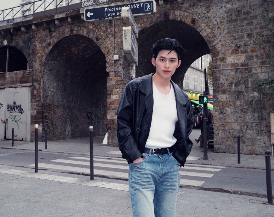 PondKnds's tweet photo. This picture is so ‘fine dad from the 90s’ coded 😭

#ppnaravit https://t.co/bpV2oYBl7D