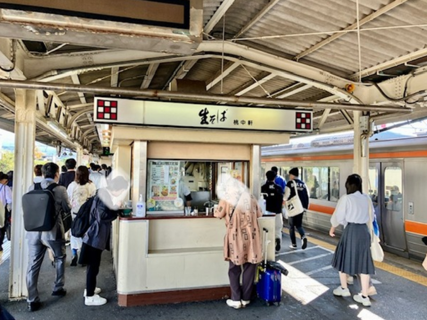 shizushin_ats's tweet photo. 三島駅を利用したことがある人は知ってるかな？

在来線上りホームにある、桃中軒の駅そば！感動的なのが、ここのおそば、実は⋯ https://t.co/RWiBssh5Xd